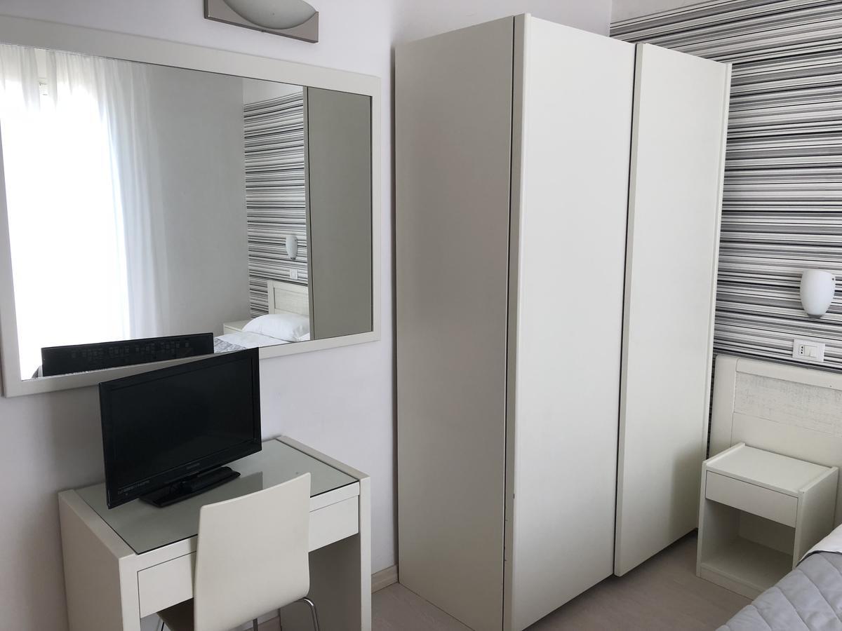 Hotel Stella Polare Римини Екстериор снимка